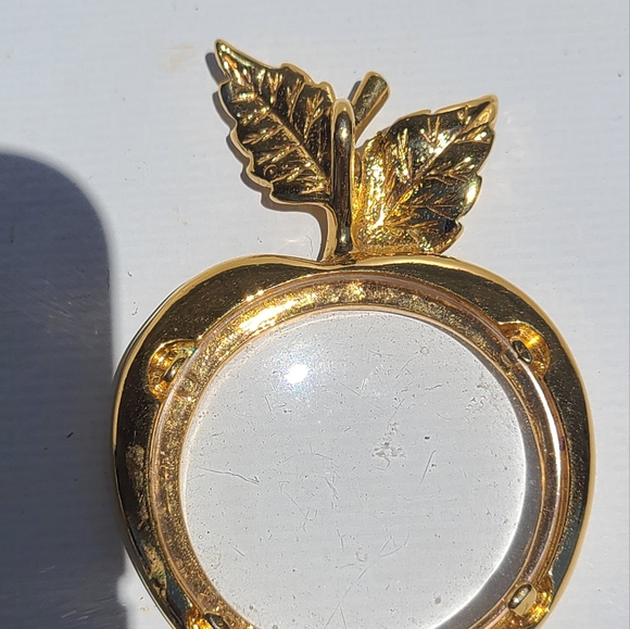 Vintage Gold Tone Magnifying APPLE SHAPE Pendant 2 1/4" - Picture 2 of 4